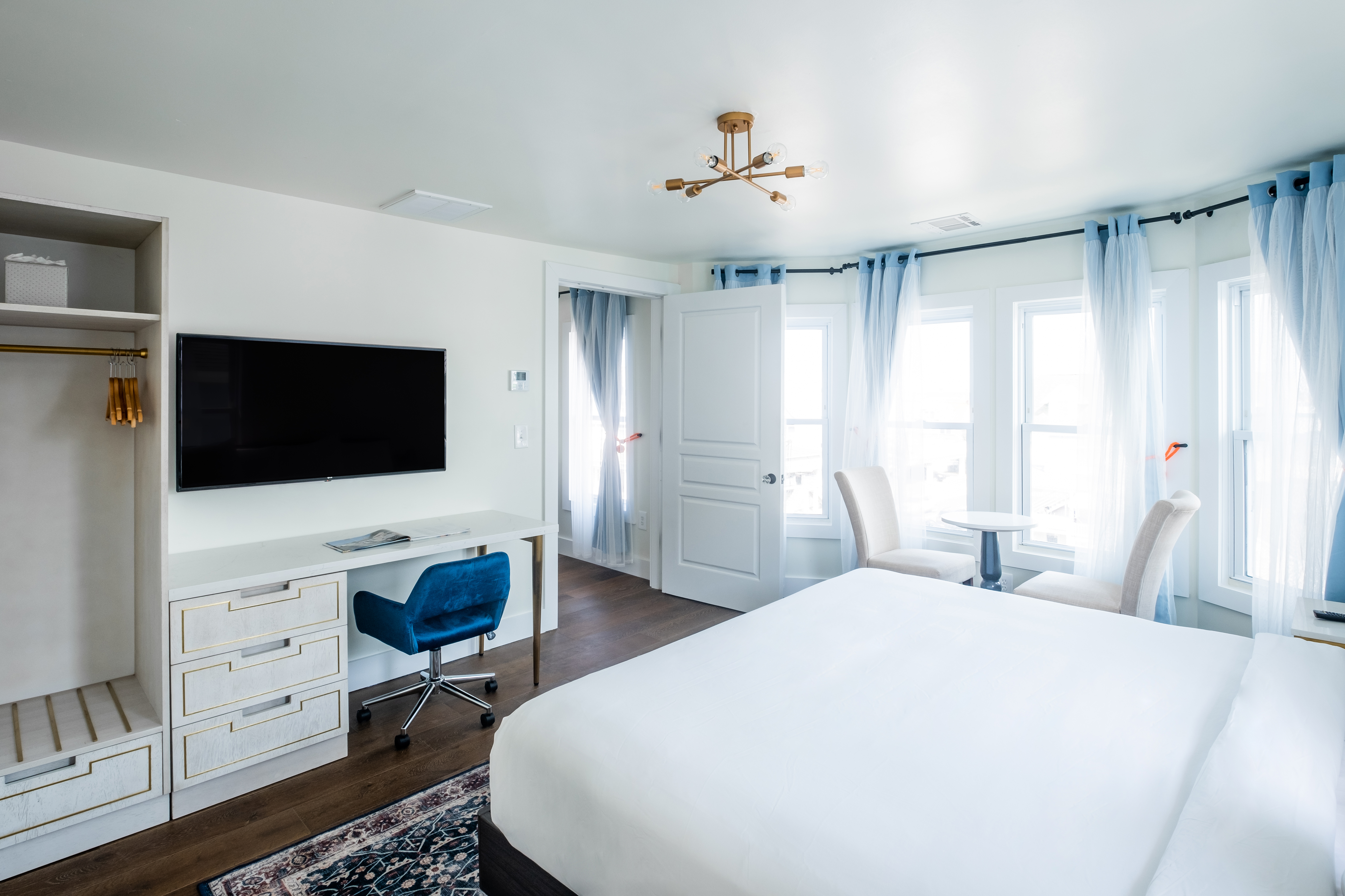 Bright Scarborough Inn guest room